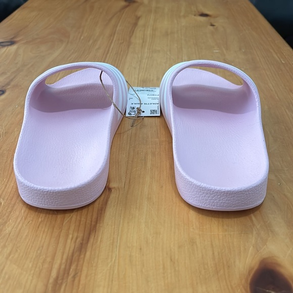 🌟NWT: ADIDAS - Girls’ Adilette Slides - Size 4Y - Picture 9 of 14
